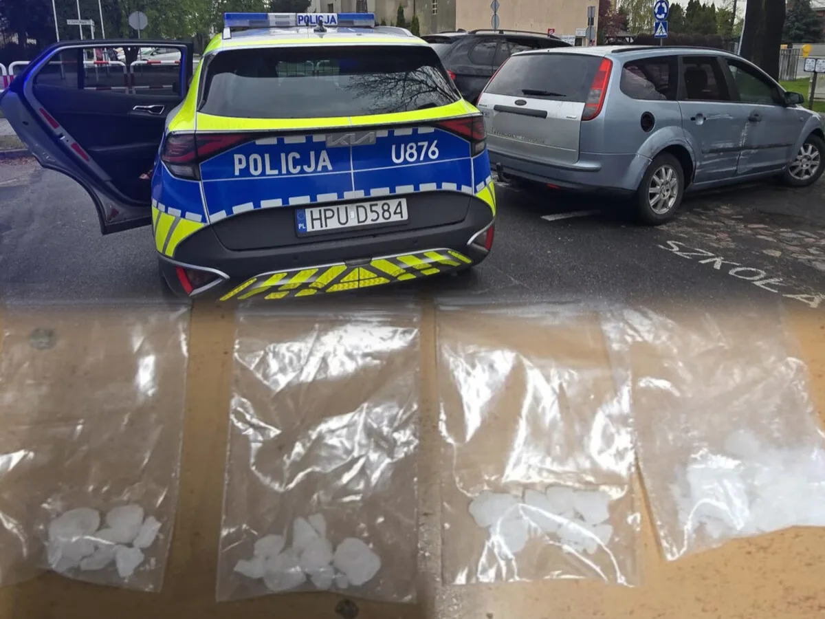 Kierowca wyrzucił woreczek z narkotykami na widok policji i jechał bez uprawnień - zatrzymany